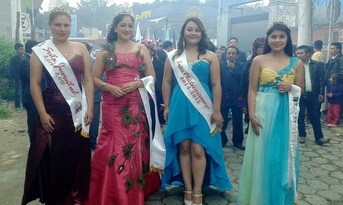 Representantes de belleza participan en desfile en Chichicastenango, Quiché. (Foto Prensa Libre: Óscar Figueroa)