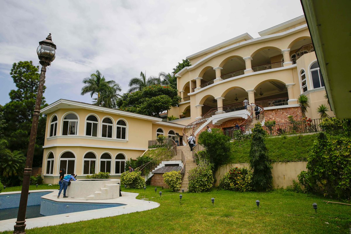 Vista de la lujosa mansión del expresidente Elías Antonio Saca en San Salvador, El Salvador.(Foto Prensa Libre:AFP)