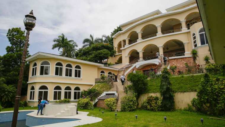 Vista de la lujosa mansión del expresidente Elías Antonio Saca en San Salvador, El Salvador.(Foto Prensa Libre:AFP)