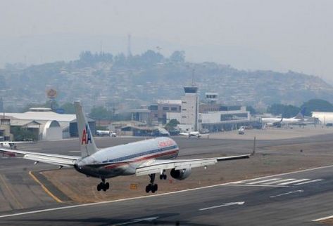 Un avión de American Airlines aterriza en el aeropuerto internacional Toncontín de Tegucigalpa. (AFP).