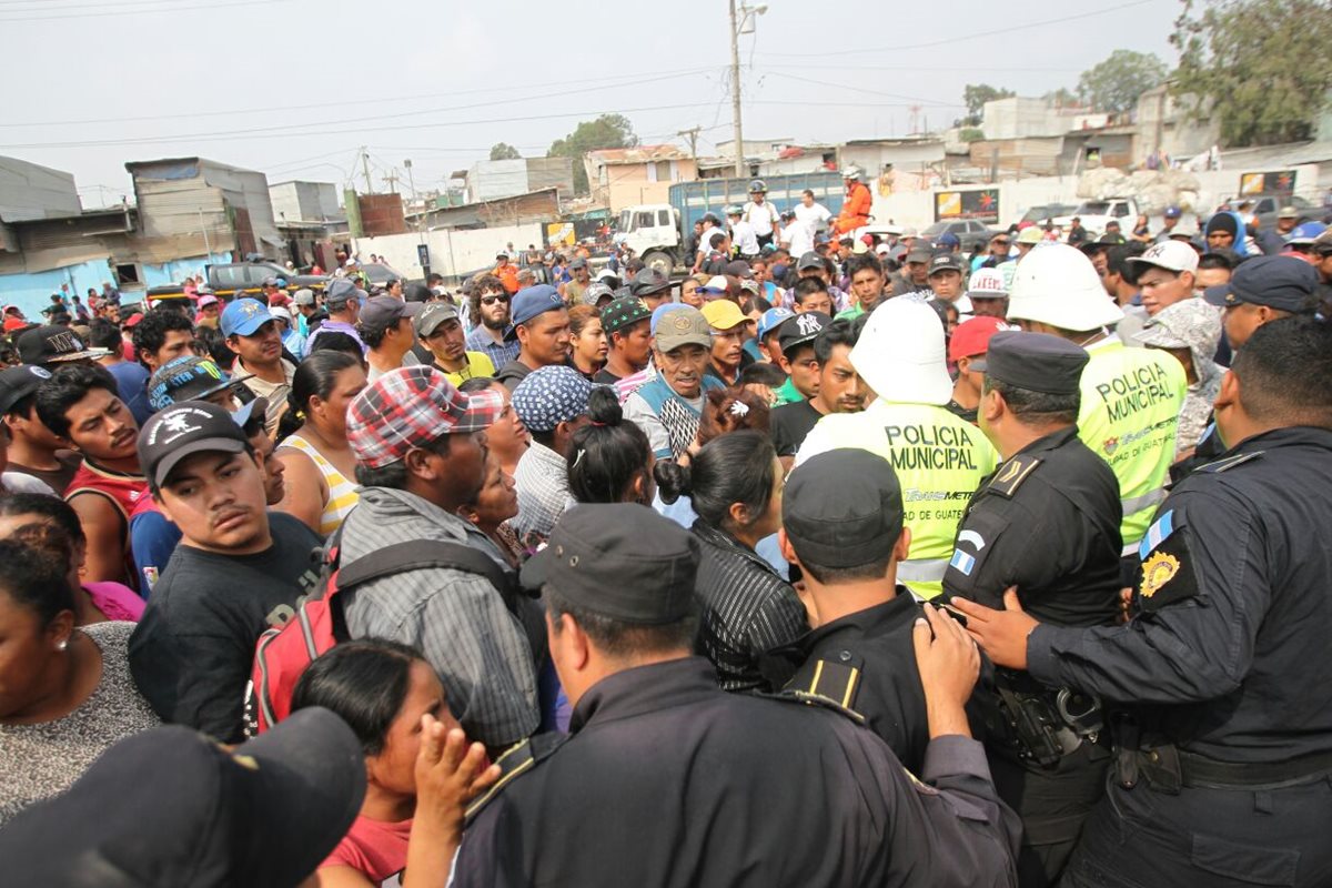 Decenas de personas piden a las autoridades que los dejen ingresar al relleno sanitario para buscar a sus familiares. (Foto Prensa Libre: Érick Ávila)