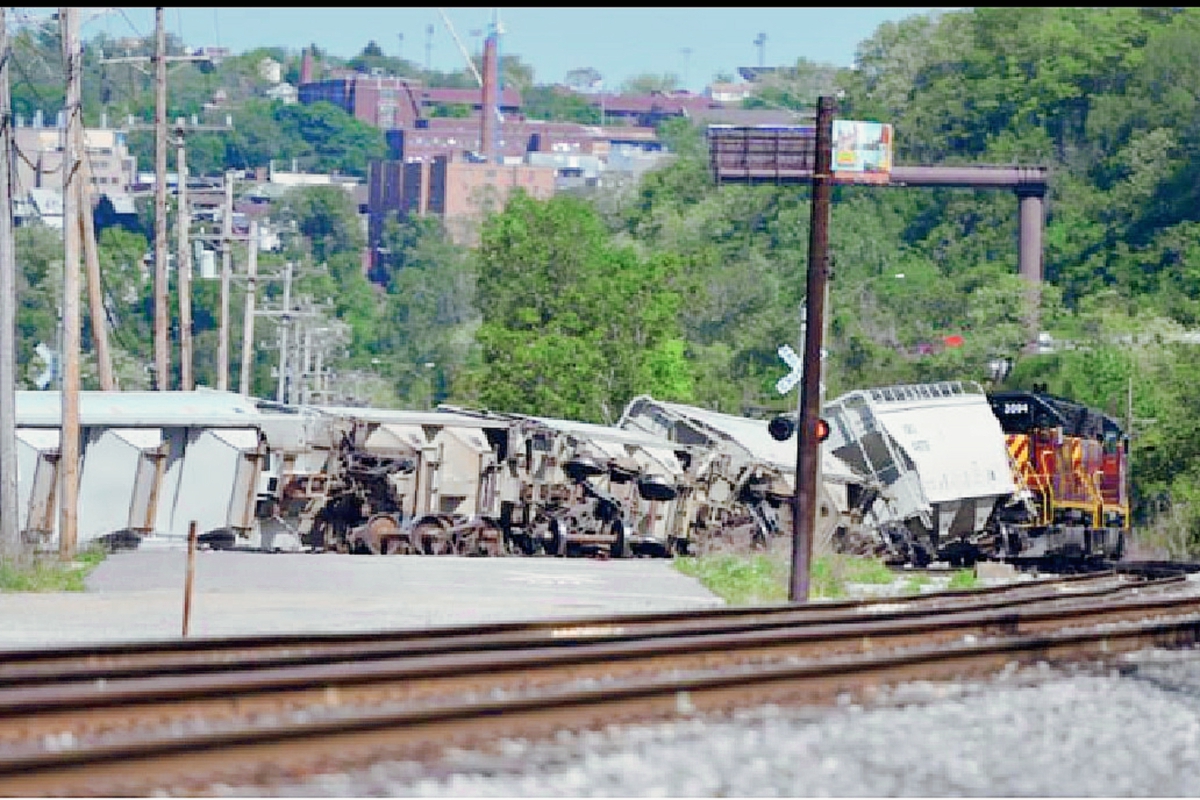 Un total de 13 vagones vacíos de un tren de carga se descarrilaron en Pittsburgh. EEUU(Foto Prensa Libre:AP)