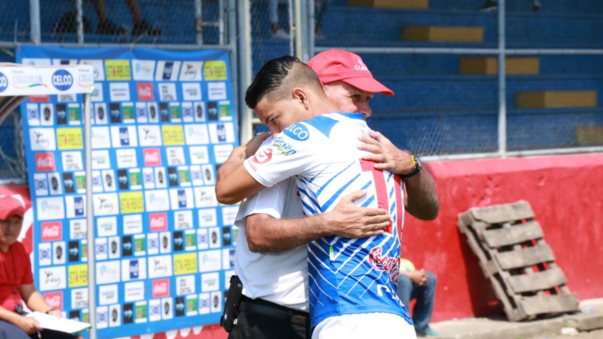 Kevin Santamaría saluda con un abrazo a Wálter Claverí, antes de que inicie el juego. (Foto Prensa Libre: Cristian Soto)