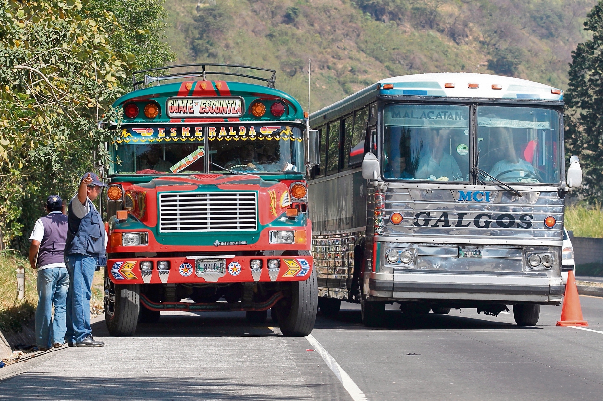 instituciones buscan mecanismos para que transporte extraurbano pague multas atrasadas. (Foto Prensa Libre: Alvaro Interiano)