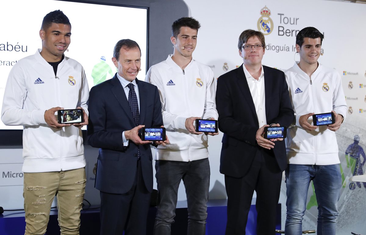 Emilio Butragueño (2i), director de Relaciones Institucionales del Real Madrid, Sebastián Lancestremère (2d), director general de Microsoft Sports, y los jugadores de la plantilla del primer equipo de futbol Casemiro, Ruben Yañez y Morata (i a d), durante la presentación de la primera audioguía interactiva para visitar el Tour Bernabéu.(Foto Prensa Libre: EFE).