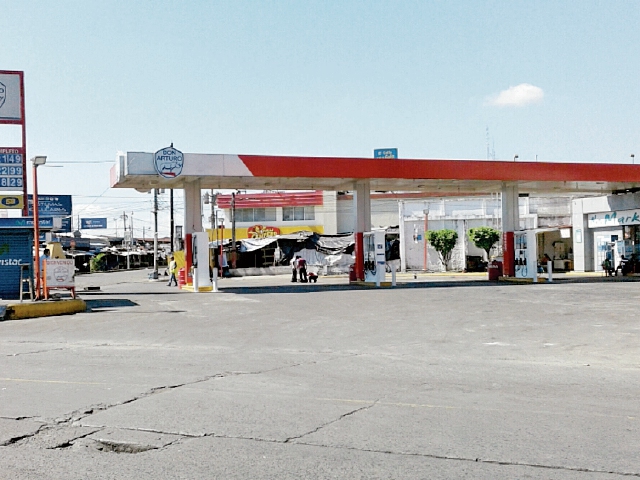 Gasolinera que fue cerrada por no contar con un estudio de impacto ambiental. (Foto Prensa Libre: Melvin Popá)