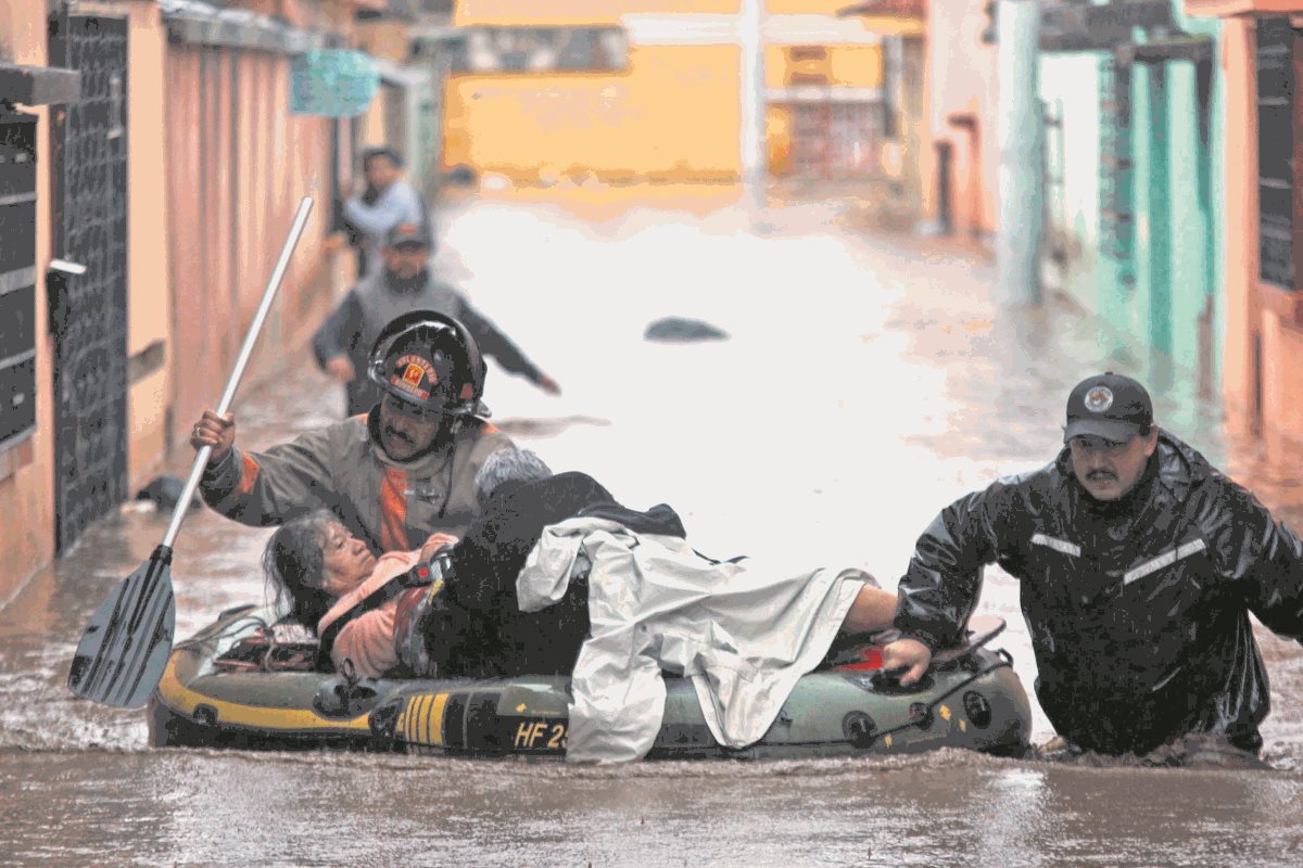 Cada año, varios sectores de la zona céntrica de la Ciudad de Quetzaltenango son afectados por inundaciones, que deja pérdidas millonarias a los vecinos, quienes exigen soluciones. (Foto Prensa Libre: Carlos Ventura)