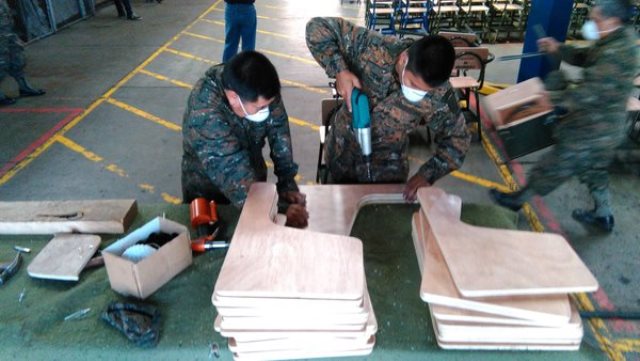 Especialistas del Servicio de Material de Guerra del Ejército de Guatemala, fabrican escritorios para escuelas públicas. (Foto Prensa Libre: Geovanni Contreras)