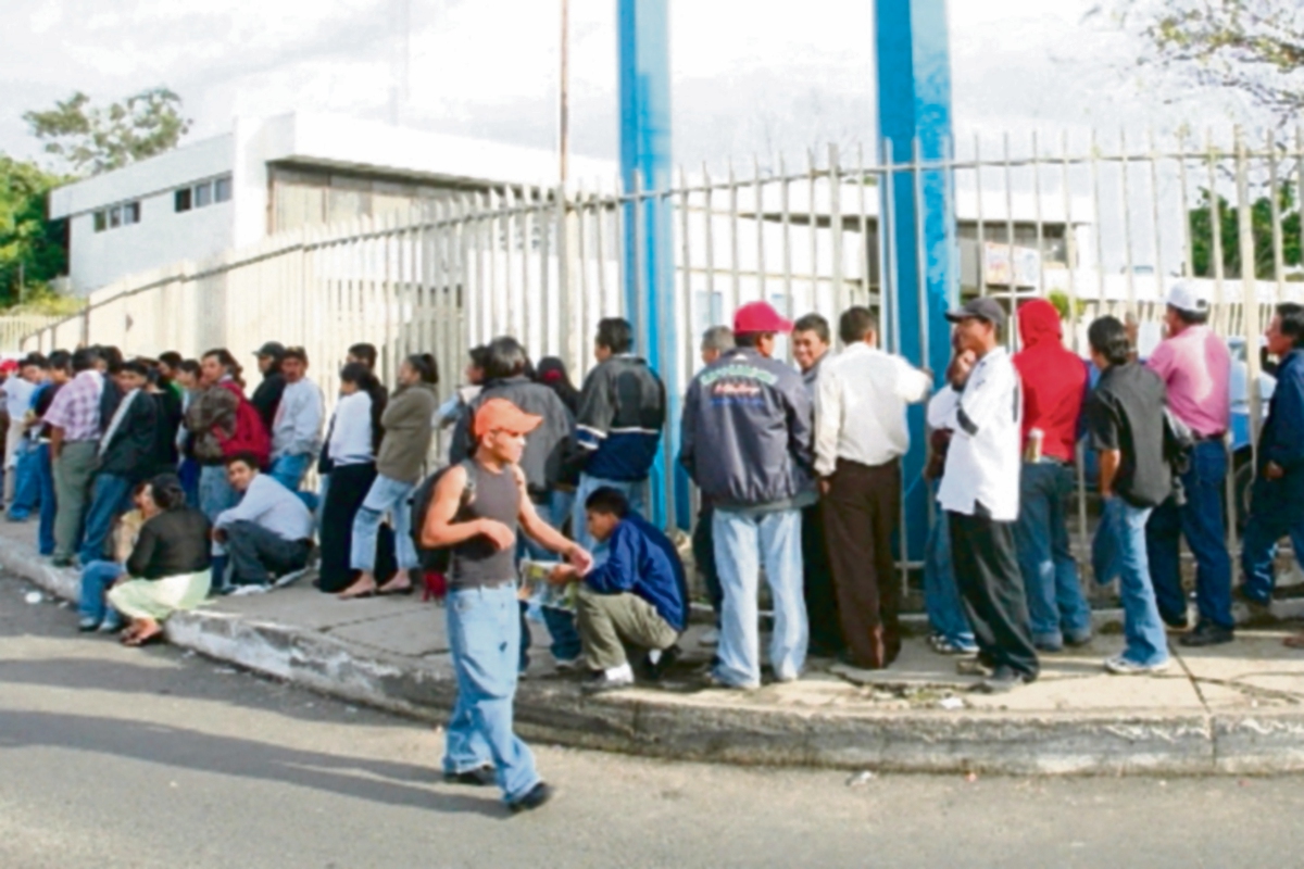 La sib autorizó a los bancos del sistema a que presten servicios de forma parcial el 24, 25 y 31 de diciembre. (FOTO PRENSA LIBRE: DANIEL HERRERA)