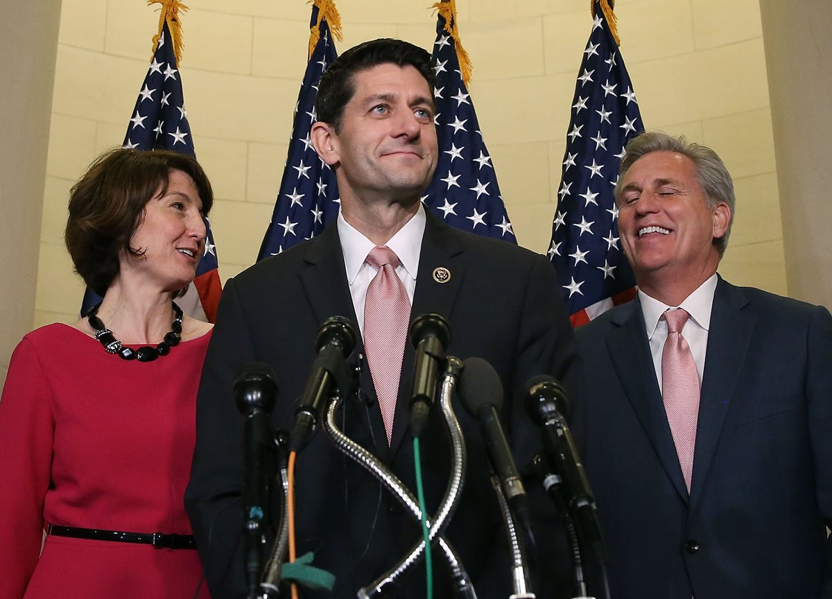 Paul Ryan (centro), presidirá el Congreso de EE. UU. cuando los senadores lo designen como sucesor de John Boehner. (Foto Prensa Libre: AFP).
