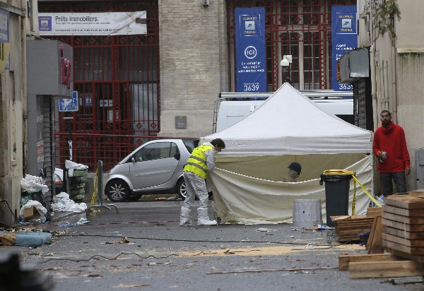 Investigación trabajan en la calle de la incursión del miércoles recién pasado en un apartamento de Saint-Denis. (Foto Prensa Libre: AP)

