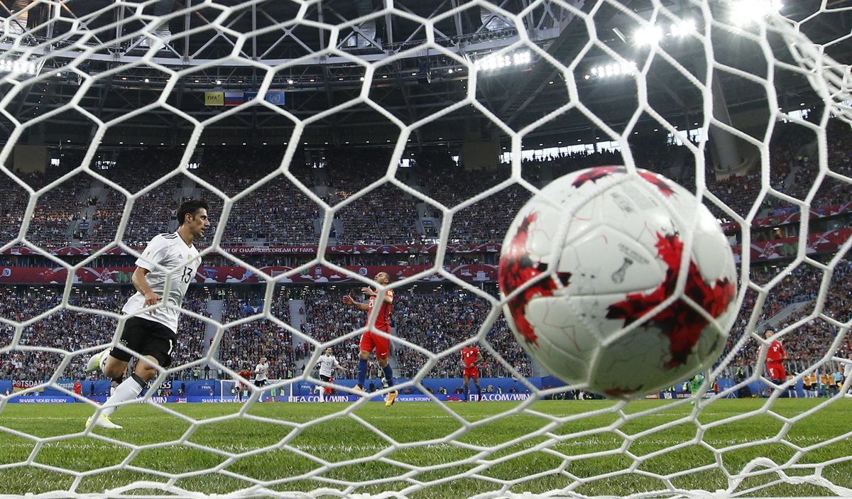 El balón toca la rede después del gol que marcó Lars Stindl, durante la final de la Copa Confederaciones.