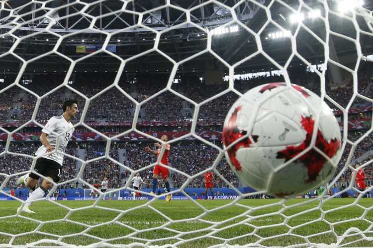 El balón toca la rede después del gol que marcó Lars Stindl, durante la final de la Copa Confederaciones.