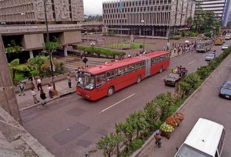 Los primeros buses articulados se adquirieron en 1997, después de  un préstamo del cual aún se deben aproximadamente Q32 millones.