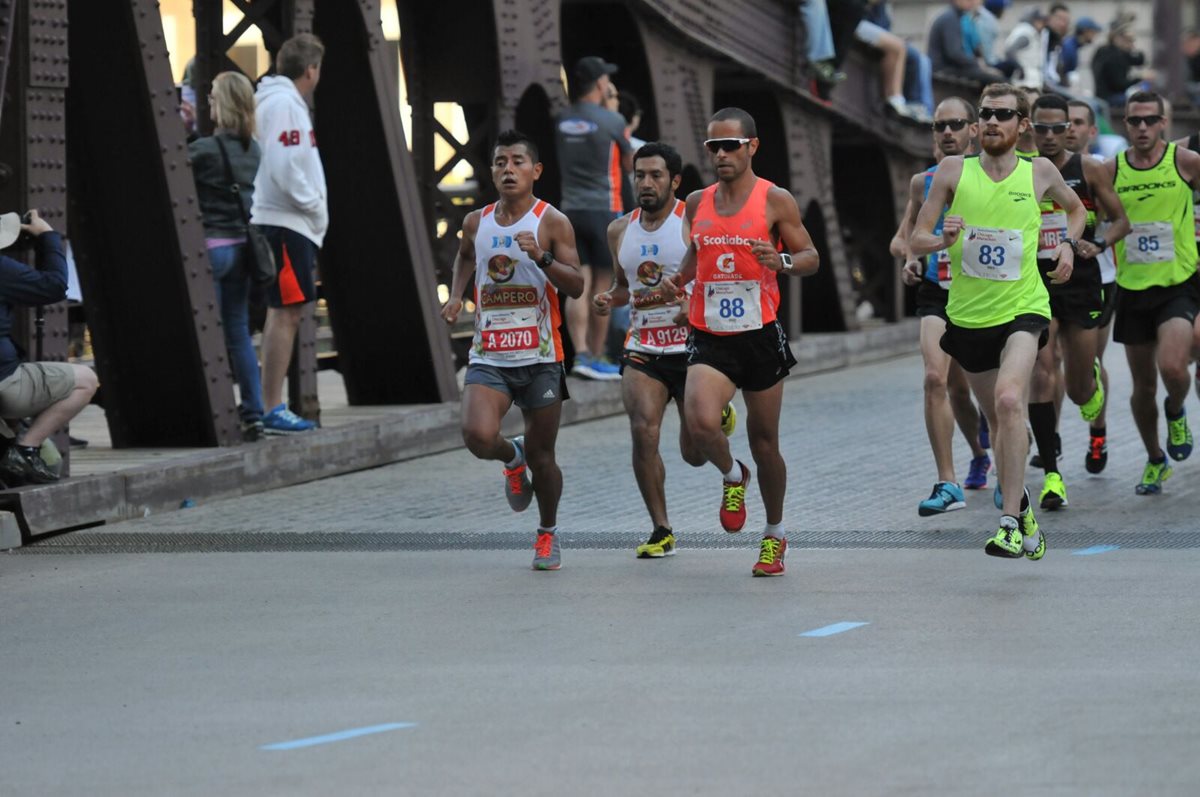 Los atletas guatemaltecos Luis Carlos Rivero, Víctor González y Elvin Cú durante la maratón de Chicago. (Foto Prensa Libre: Eduardo González)