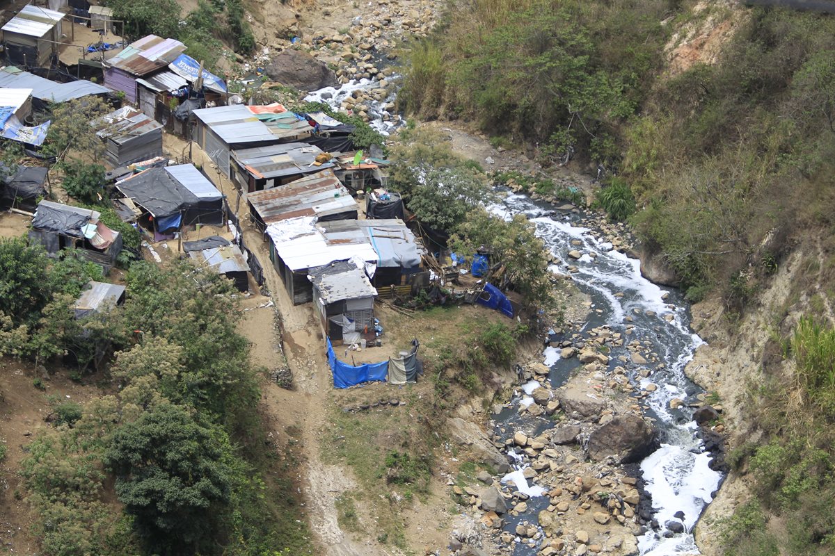 Miles de personas viven en improvisadas viviendas en orillas de barrancos y zonas de alto riesgo de deslizamientos e inundaciones. (Foto Prensa Libre: Hemeroteca PL)