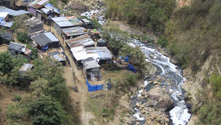 Miles de personas viven en improvisadas viviendas en orillas de barrancos y zonas de alto riesgo de deslizamientos e inundaciones. (Foto Prensa Libre: Hemeroteca PL)