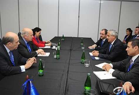 Secretario General de la OEA se reúne con el presidente Otto Pérez. (Foto cortesía: Scspr)
