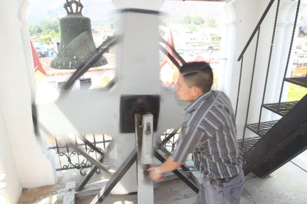 La matraca se toca a la salida del Santo Entierro de San Felipe, Antigua Guatemala. (Foto: Hemeroteca PL)
