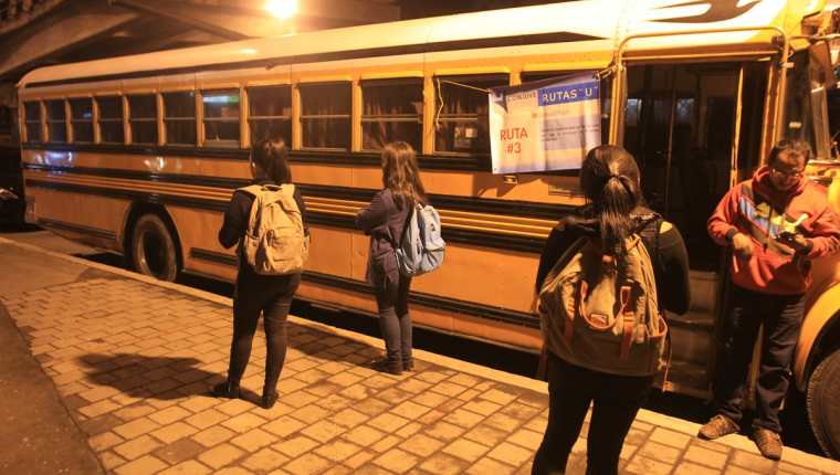 Estudiantes sancarlistas esperan bus en las afueras de la Usac. (Foto Prensa Libre: Esbin García)