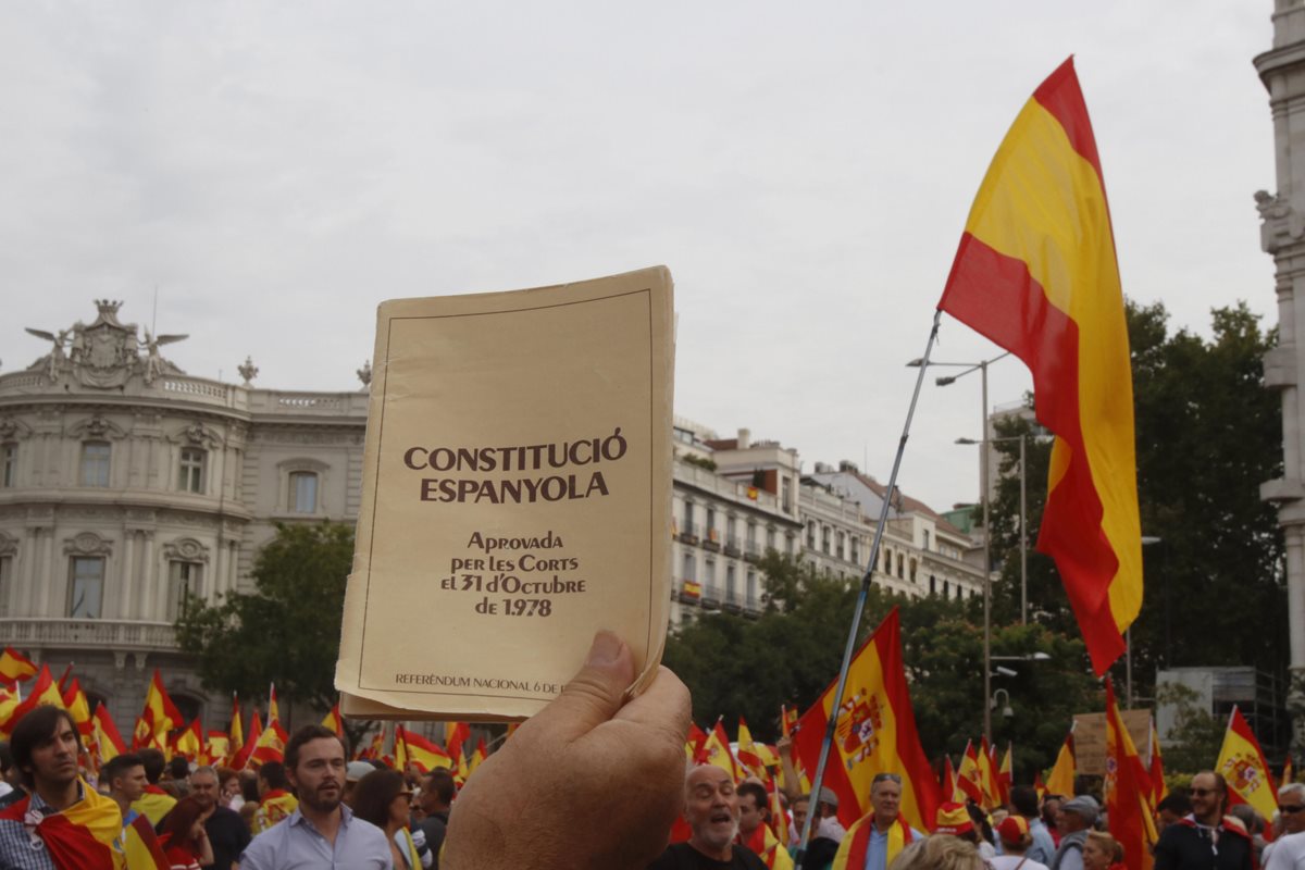 Manifestantes protagonizan una protesta en Madrid contra el referendo de Cataluña.(EFE).