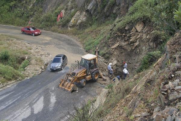Maquinaria pesada fue contratada para despejar el camino entre Rabinal y Cubulco.
