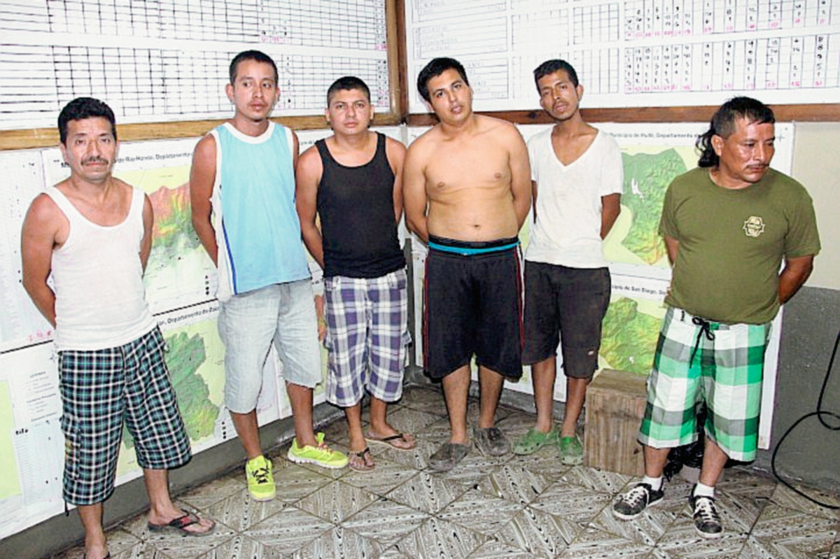Seis adultos  fueron capturados durante una riña tumultuaria bajo el Puente Blanco, en la entrada de la cabecera de Zacapa. (Foto Prensa Libre: PNC)