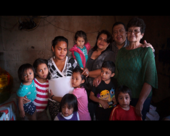 Silvia Tizol junto a sus hijos y la familia Siliézar López posan luego de cenar y convivir un rato. (Foto Prensa Libre: Josué León)
