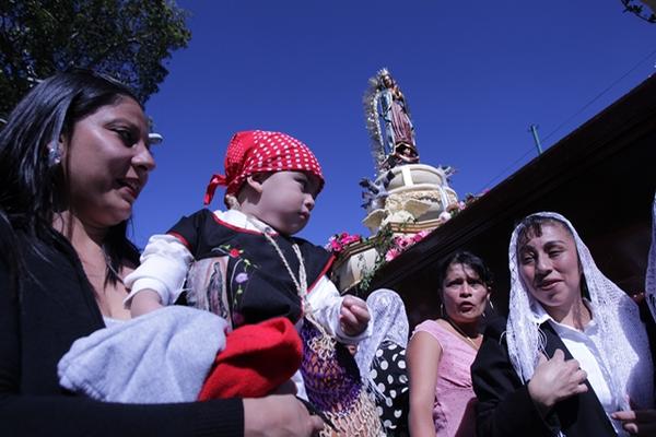 Feligreses acompañan la procesión de la Virgen que salió de la parroqua de Nuestra Señora de Guadalupe, zona 10. (Exbin García)<br _mce_bogus="1"/>