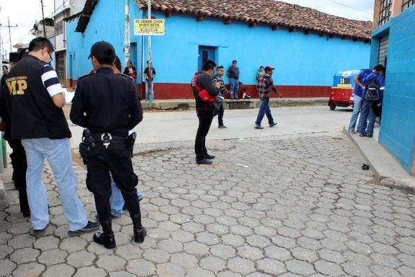 Sector donde se ubica la zapatería que fue objeto de robo en Santa Cruz del Quiché. (Foto Prensa Libre: Óscar Figueroa) <br _mce_bogus="1"/>