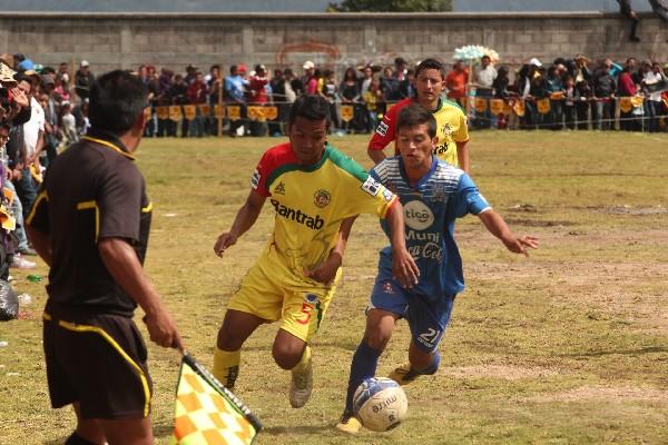 El partido fue presenciado por varios aficionados que se dieron cita a la cancha municipal   Juan Carlos Ochoa. (Foto Prensa Libre: Aroldo Marroquín)