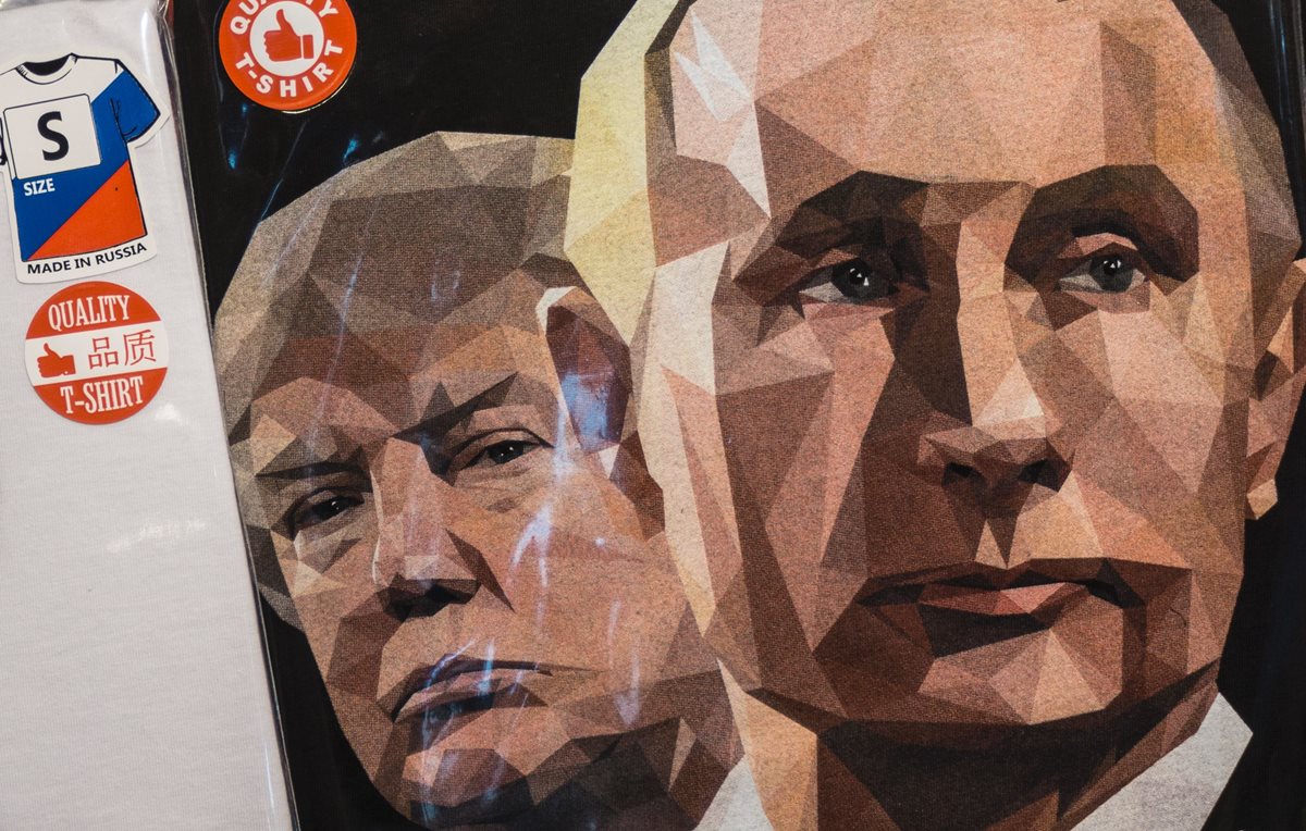 Una camiseta tiene estampada los retratos Trump y Putin en una tienda en San Petersburgo. (Foto Prensa Libre: AFP).