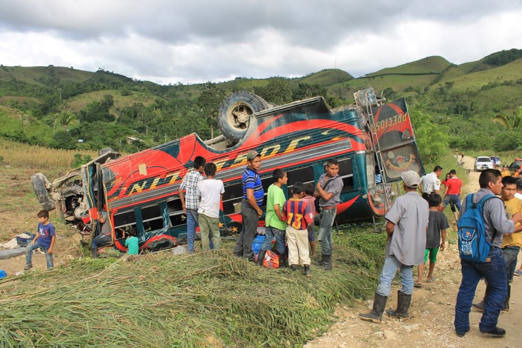 Bus accidentado quedó destruido en Dolores, Petén. (Foto Prensa Libre: Walfredo Obando)