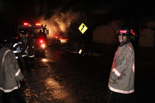 Socorristas tratan de apagar las llamas que consumen vivienda en la cabecera de Sololá. (Foto Prensa Libre: Ángel Julajuj)<br _mce_bogus="1"/>