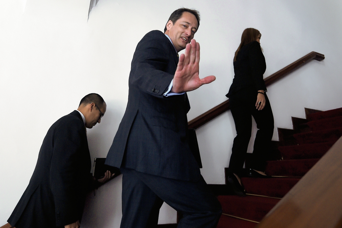 Lee McClenny (centro) encargado de negocios de la Embajada de EE.UU. se reunió con funcionarios de Venezuela , en Caracas. (Foto Prensa Libre:AFP)