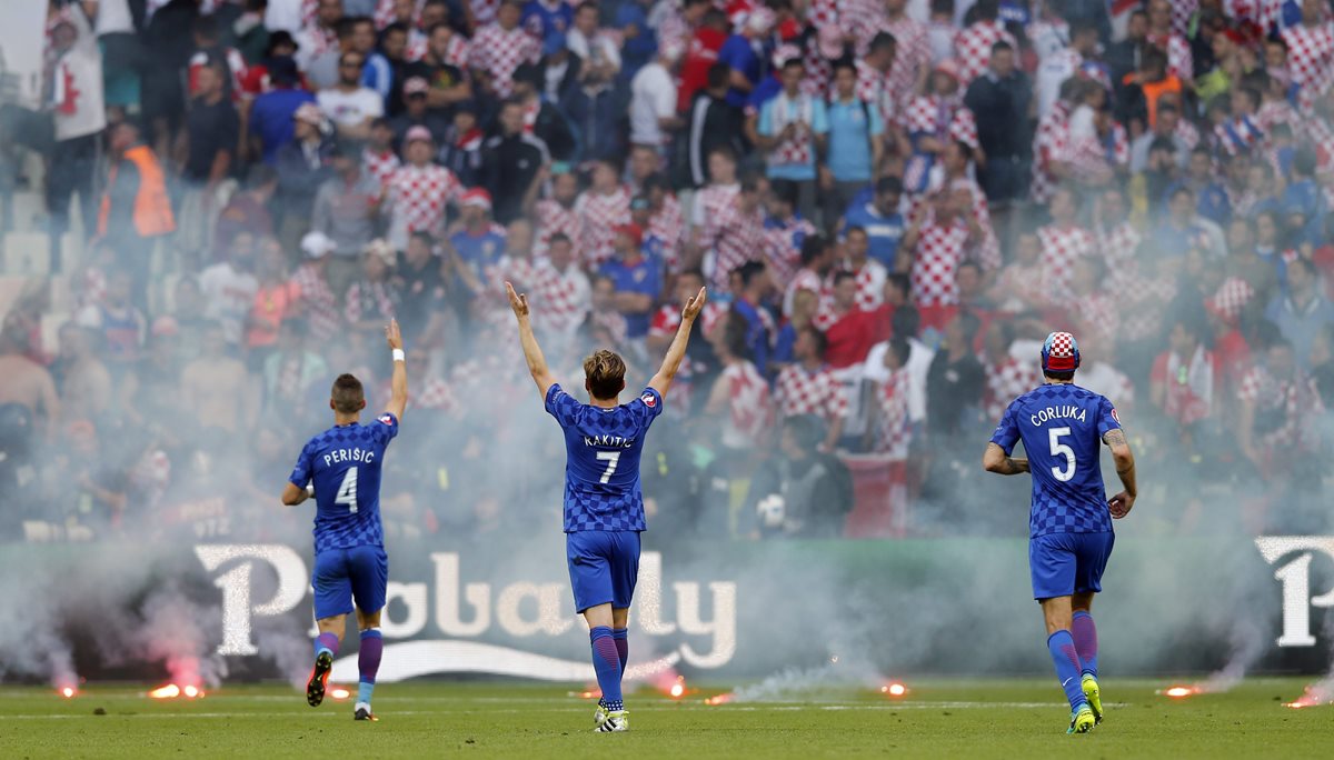Los jugadores de la Selección de Croacia Ivan Perisic, Ivan Rakitic y Vedran Corluka trataron de calmar a sus seguidores. (Foto Prensa Libre: EFE)