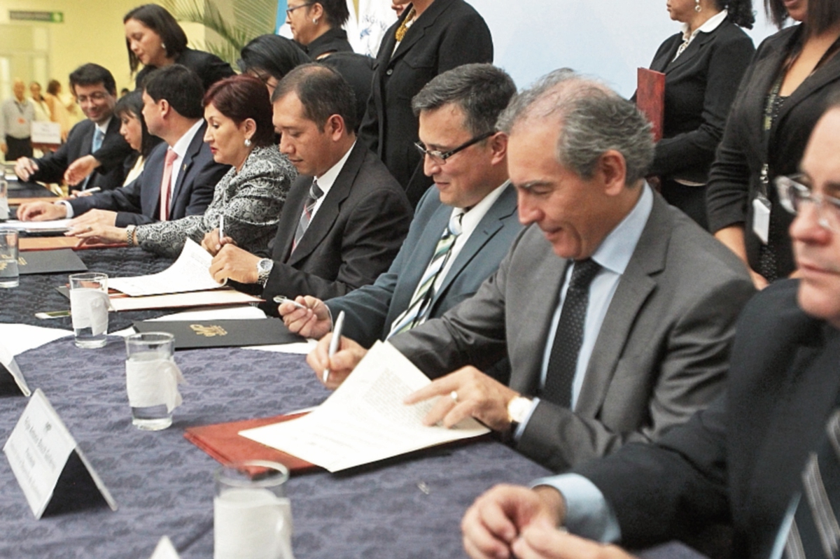 Representantes de varias instituciones firman el compromiso para mejorar la aplicación de justicia en el país. (Foto Prensa Libre: Álvaro Interiano)