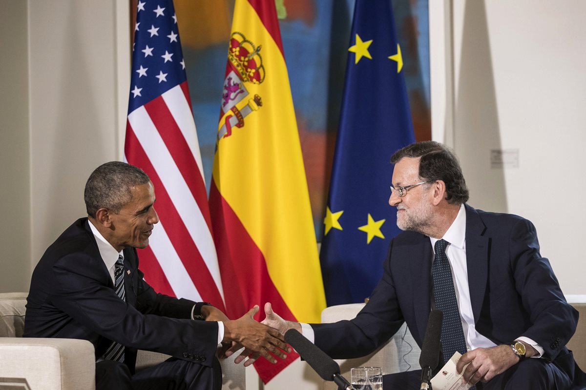 Barack Obama (izquierda) es recibido por Mariano Rajoy en Palacio de Mancloa, España. (Foto Prensa Libre: EFE)