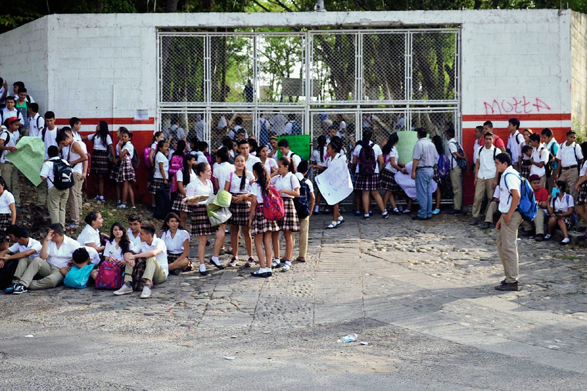 Alumnos protestan en la entrada del Instituto Nacional de Educación Básica Álvaro Enrique Estrada, en Gualán, Zacapa. (Foto Prensa Libre: Julio César Vargas)