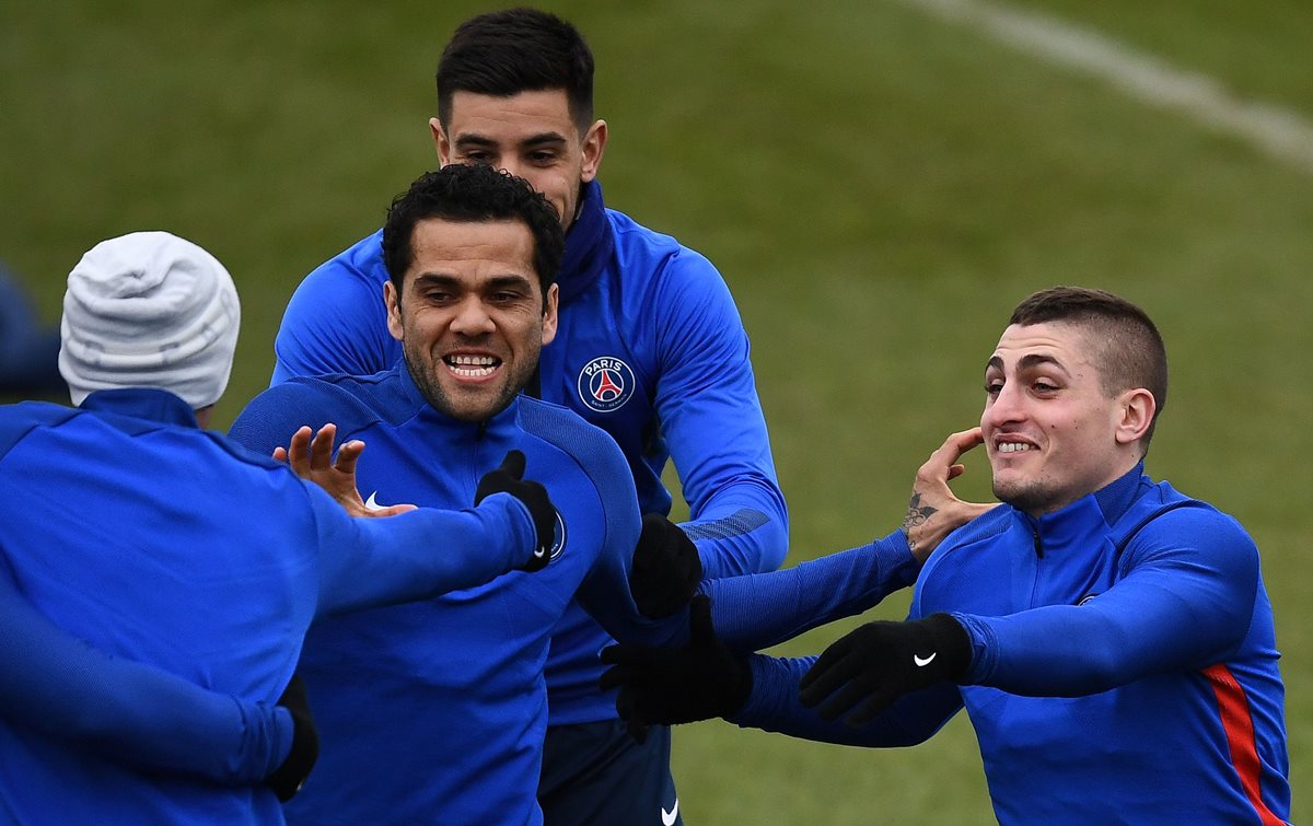 Dani Alves junto bromea con sus compañeros del PSG en el entrenamiento previo al partido de vuelta entre el PSG y el Real Madrid. (Foto Prensa Libre: AFP)
