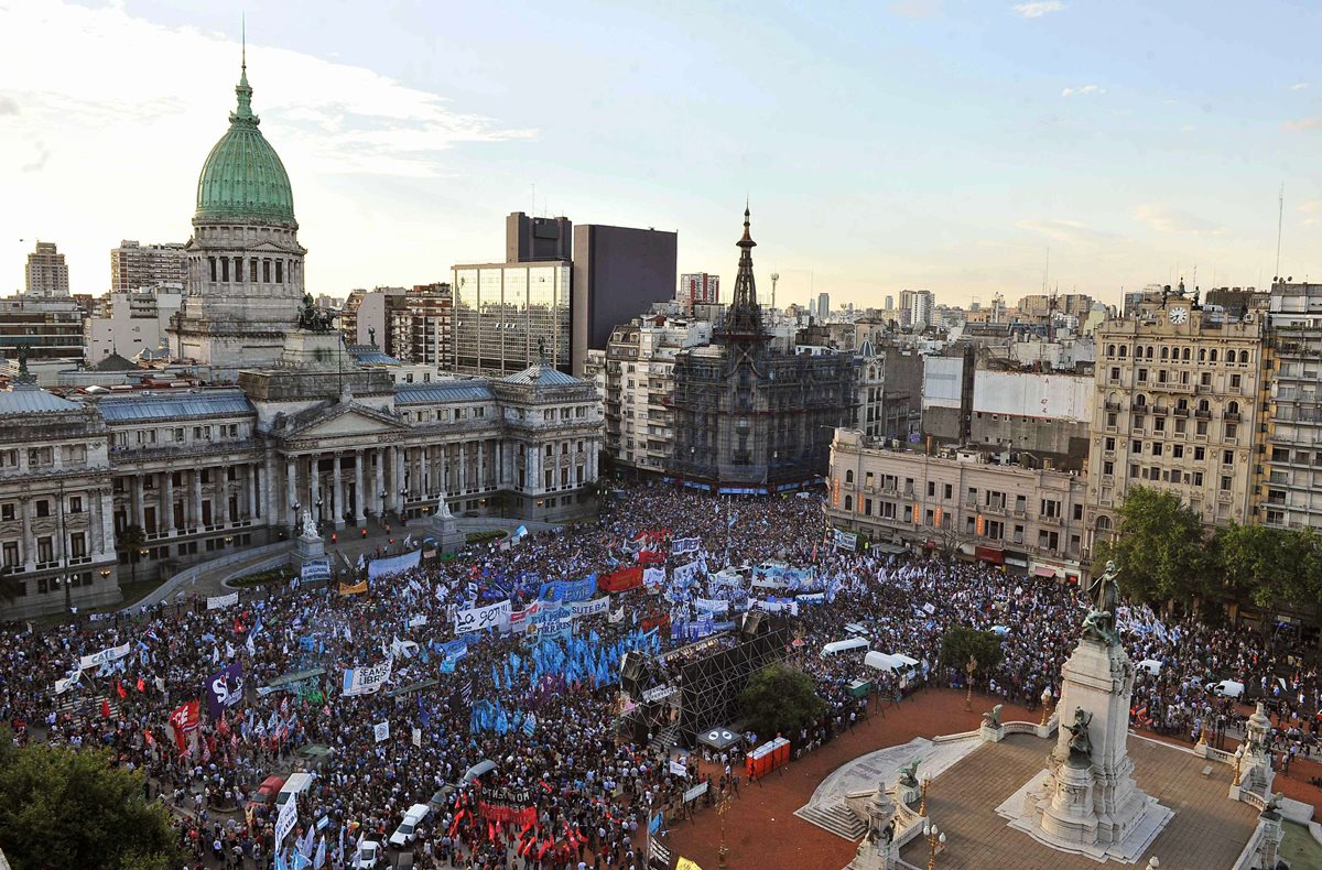 El centro histórico de la capital argentina se llenó de inconformes con Macri este jueves. (Foto Prensa Libre: AP).