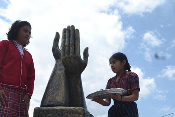 Niñas de Sololá colocan rosa de la paz. (Foto Prensa Libre: Édgar Sáenz)