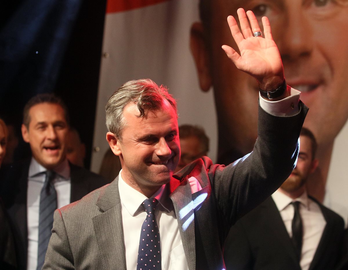 El candidato ecologista Alexander Van der Bellen, que ganó con un 50.3% de los votos, debía estrenar el cargo el 8 de julio. (Foto Prensa Libre: AFP).
