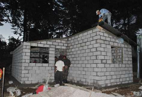 El Gobeirno construirá siete mil 441 viviendas para damnificados por el sismo del 7 de noviembre último.