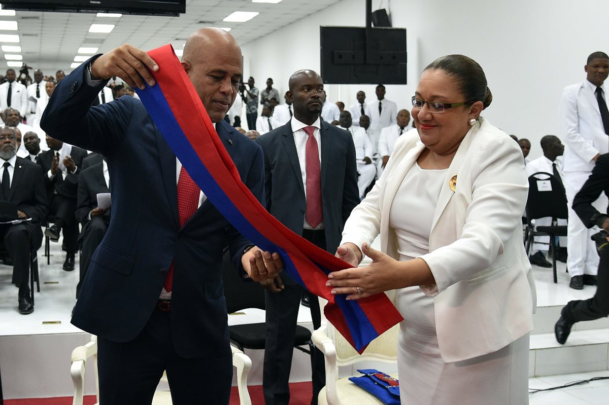 Michel Martelly entrega la banda presidencial en el Parlamento de Haití. (Foto Prensa Libre: AFP)