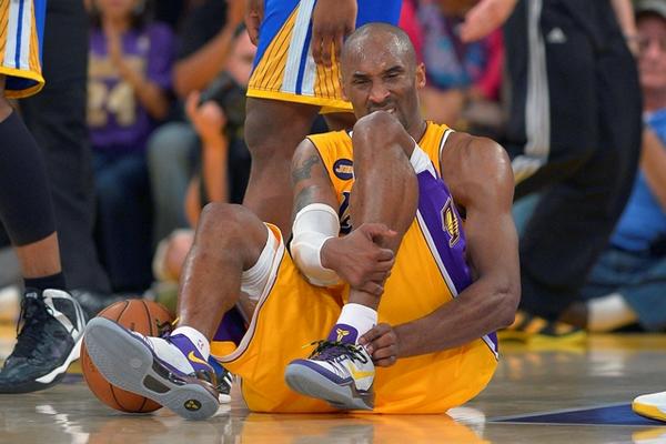 Kobe Bryant, de Los Angeles Lakers, se perderá la temporada por lesión. (Foto Prensa Libre: AP)
