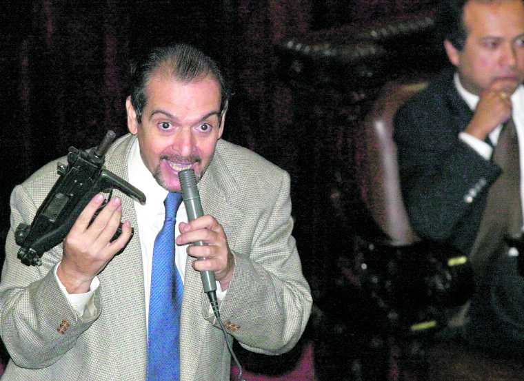 En 2004, el diputado Pablo Duarte llevó armas de fuego al hemiciclo durante la discusión de la legislación en la materia.