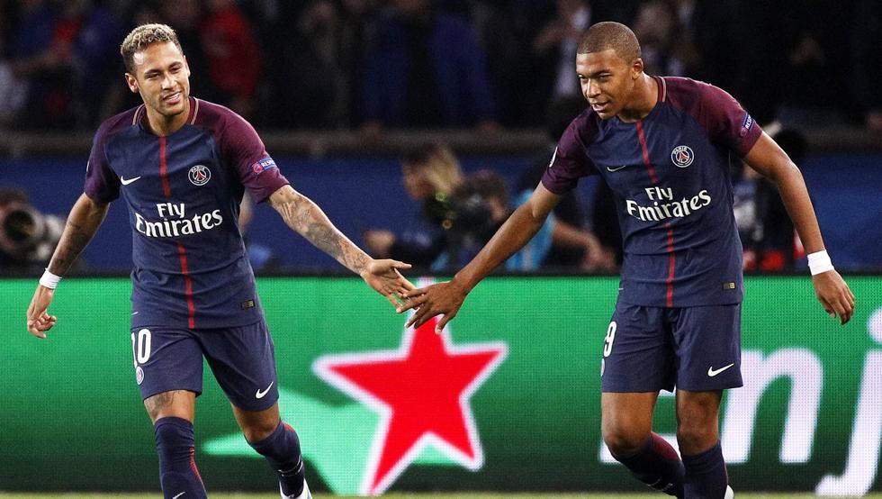 Kylian Mbappé y Neymar se han comprendido a la perfección en la cancha y contribuyen con sus goles al PSG. (Foto Prensa Libre: EFE)