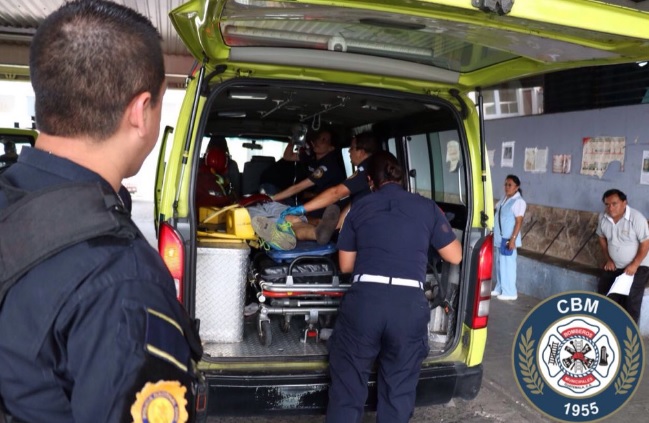 Bomberos Voluntarios ingresan a persona herida al Hospital San Juan de Dios. (Foto Prensa Libre: Bomberos Municipales)