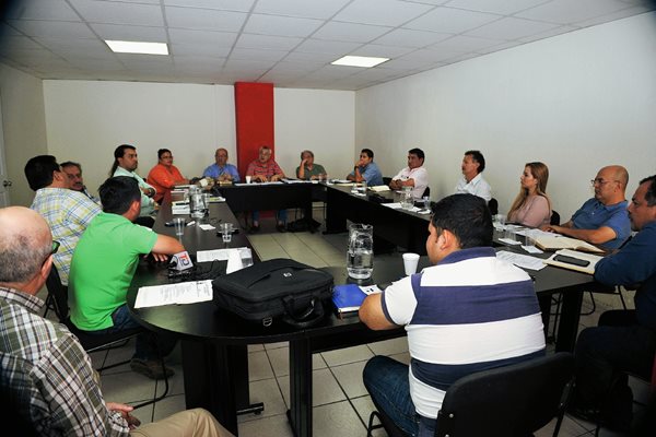 Los dirigentes captados en la reunión que sostuvieron este lunes en la sede de la Primera División, en el Proyecto Goal. (Foto Prensa Libre: Óscar Felipe Q.)